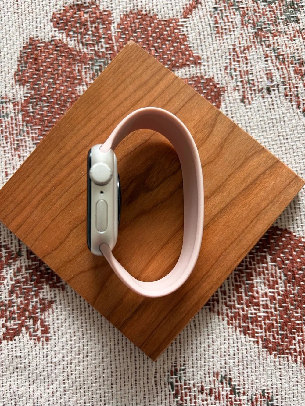 Apple Watch SE with Silicone Band - Sleek Wearable